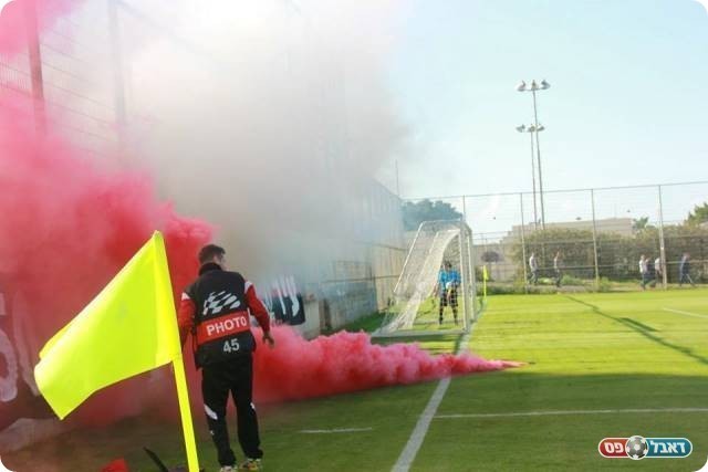 הטירוף היה בשיאו. רימון אדום שנזרק לדשא (מאור אלקסלסי, פייסבוק "עיר הפועלים")